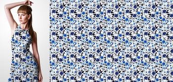 33095 Materiał ze wzorem małe niebieskie kwiaty na jasnym tle